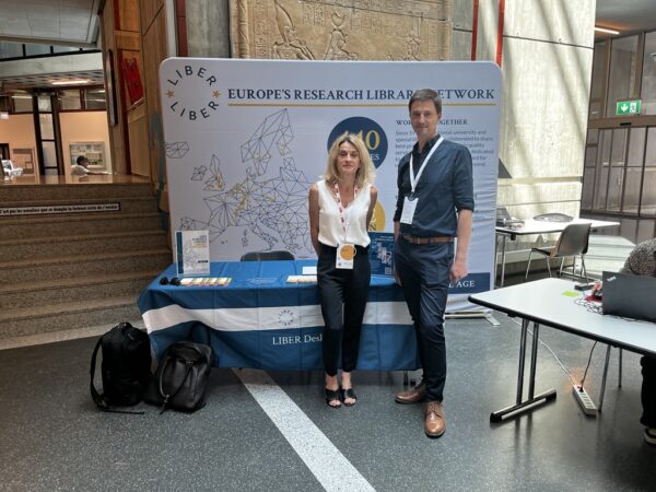 Nathalie Fargier et Raphaël Tournoy posent devant le panneau LIBER 2025