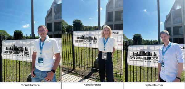 Yannick Barborini, Nathalie Fargier et Raphaël Tournoy posent devant le panneau Open Repositories 2025. 